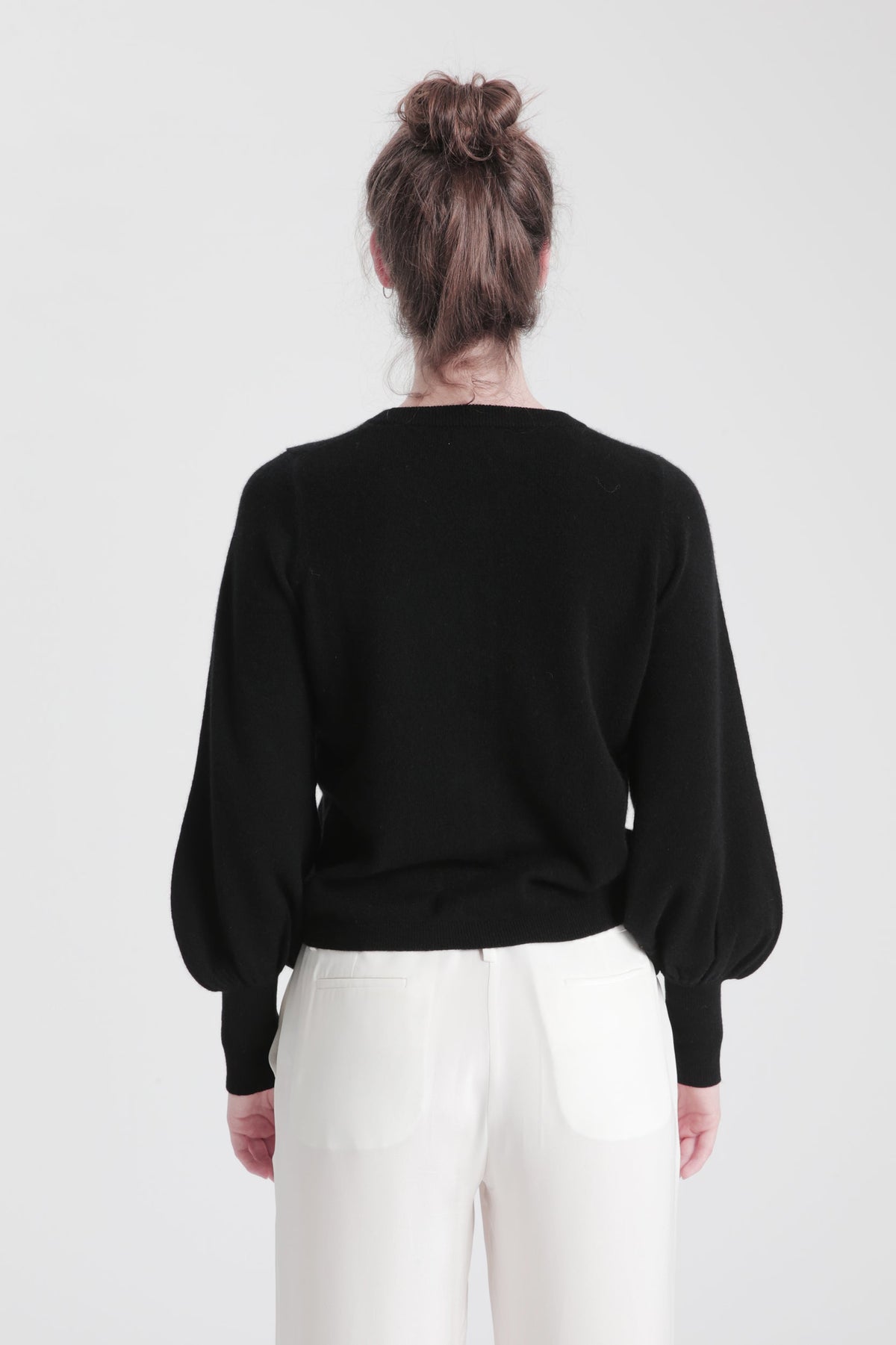 Ava cashmere cardigan med puffermer – Sort