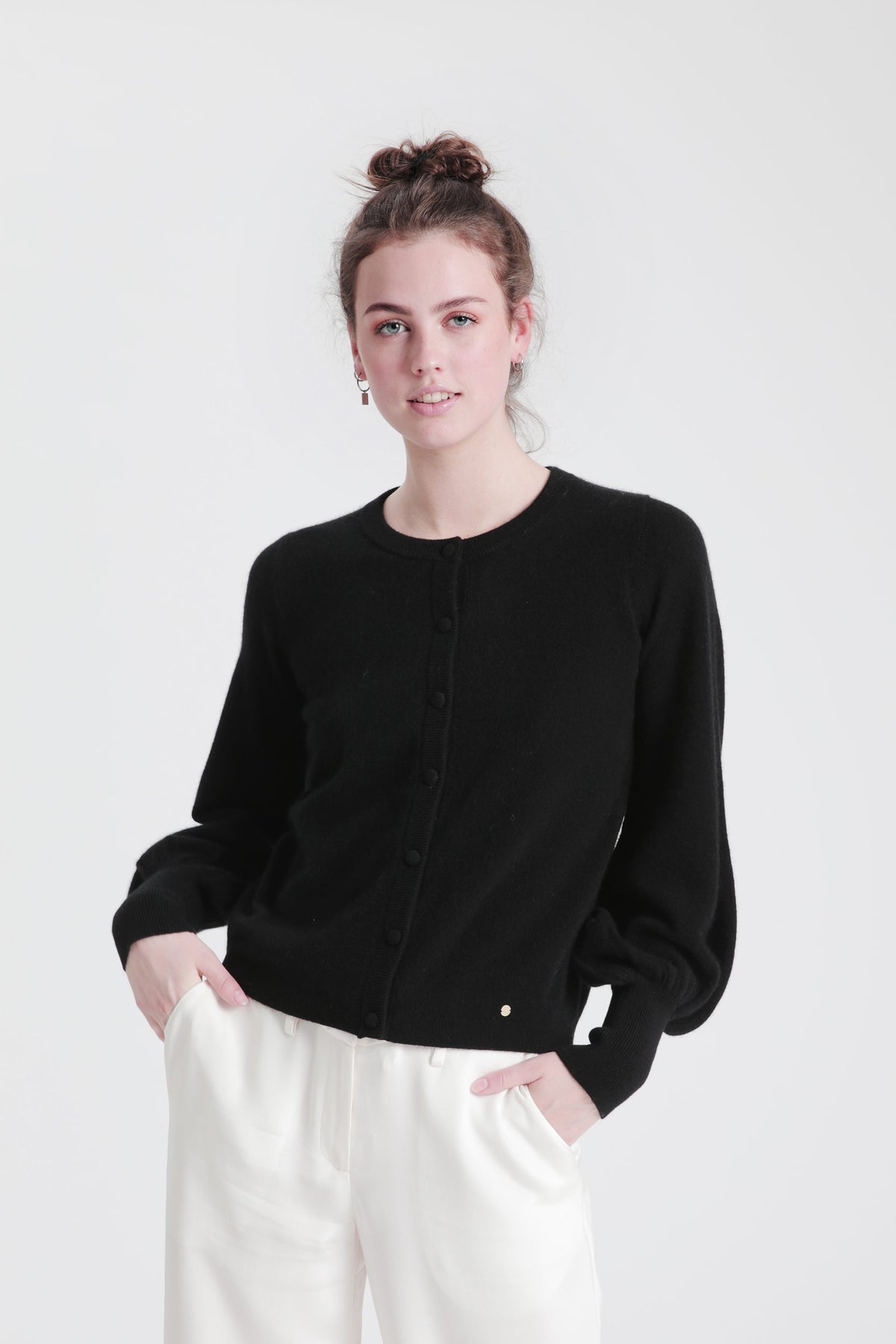 Ava cashmere cardigan med puffermer – Sort