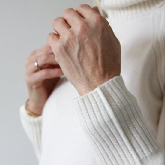 Abby merinoull genser med høy hals. – Off White