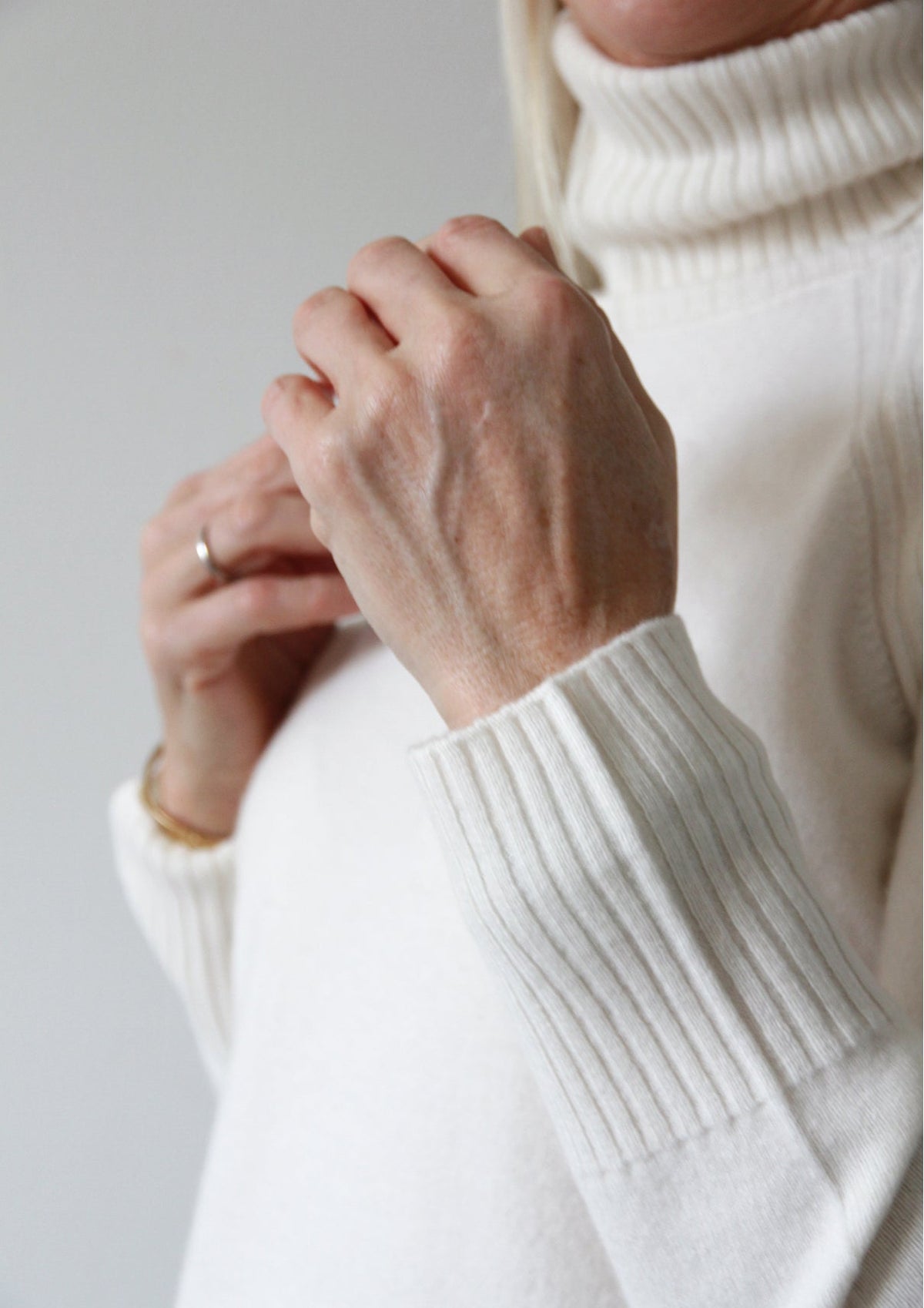 Abby merinoull genser med høy hals. – Off White