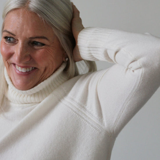 Abby merinoull genser med høy hals. – Off White