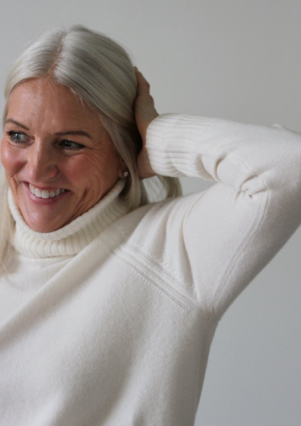 Abby merinoull genser med høy hals. – Off White