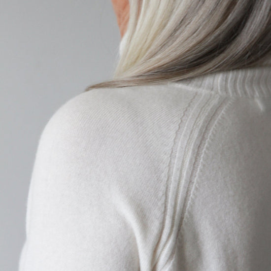 Abby merinoull genser med høy hals. – Off White