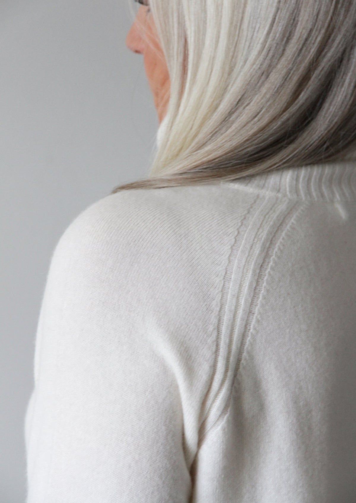 Abby merinoull genser med høy hals. – Off White