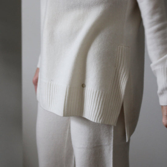 Abby merinoull genser med høy hals. – Off White