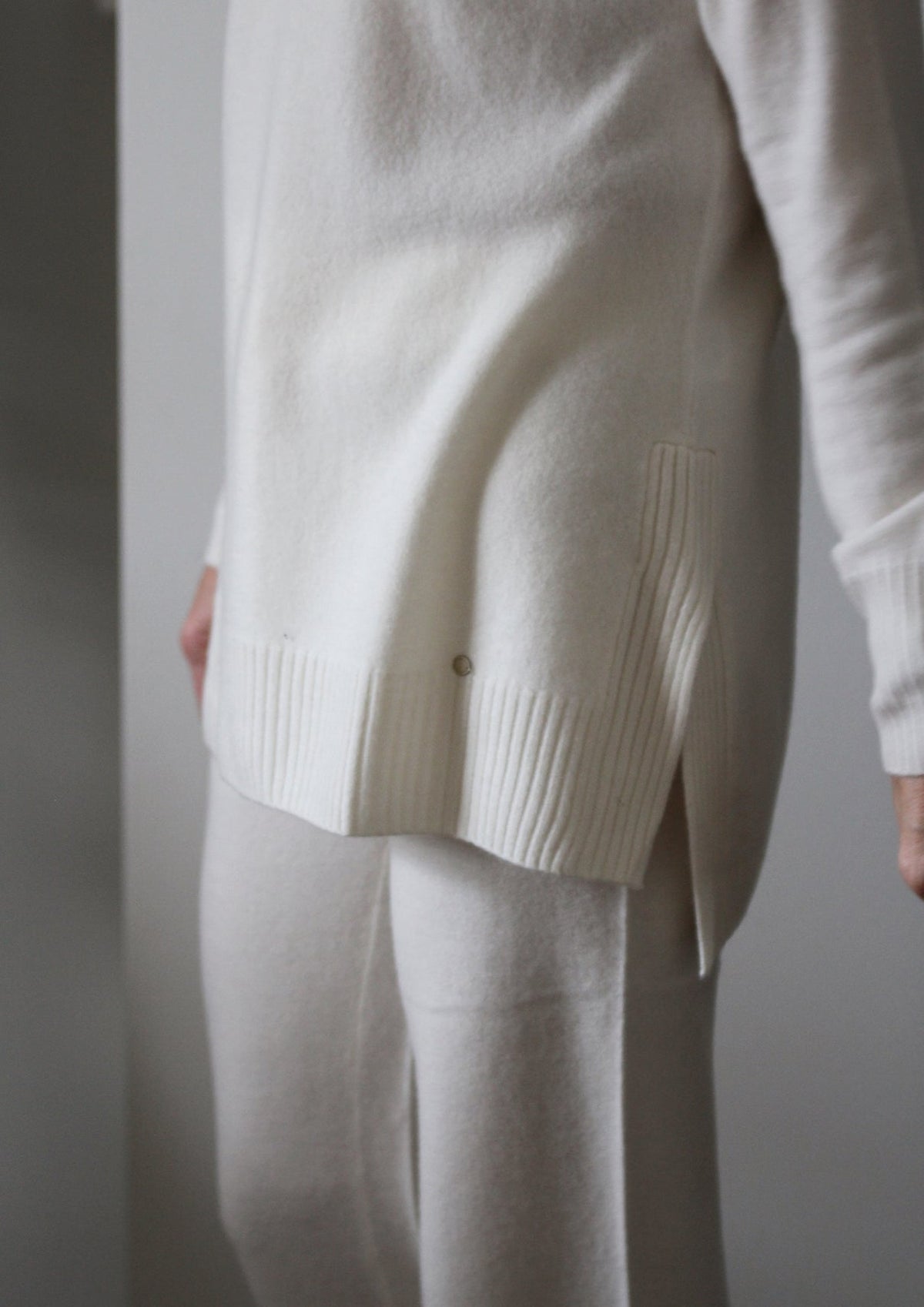 Abby merinoull genser med høy hals. – Off White