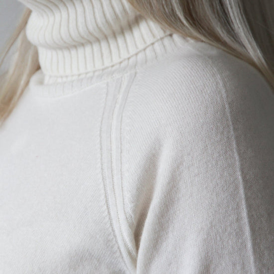 Abby merinoull genser med høy hals. – Off White