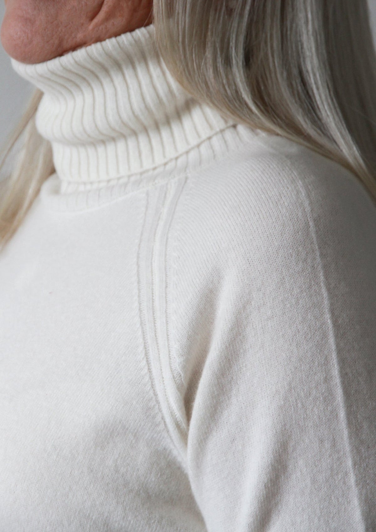 Abby merinoull genser med høy hals. – Off White