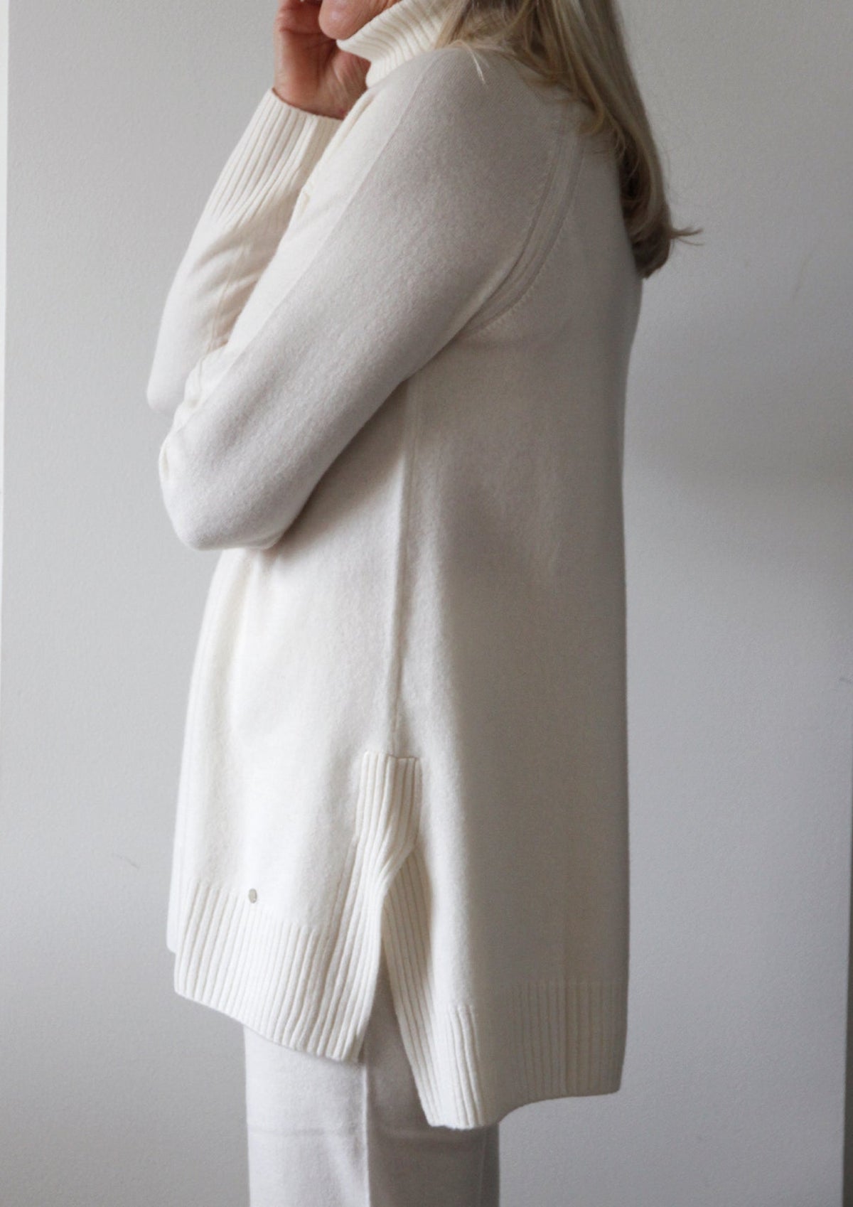 Abby merinoull genser med høy hals. – Off White