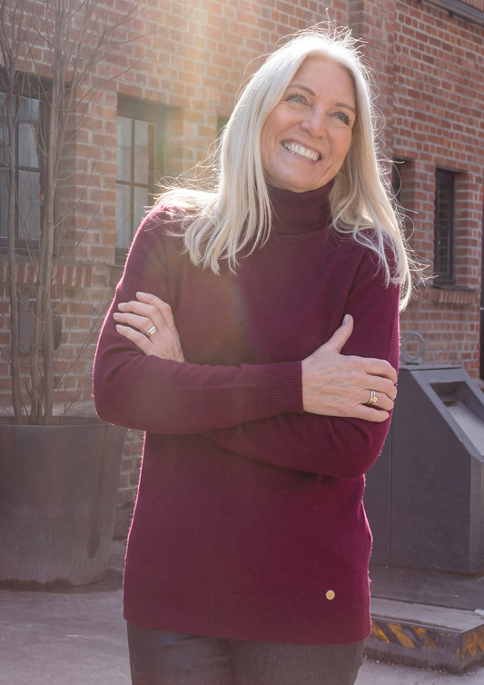 Cassie cashmere genser med høy hals, Dyp burgunder